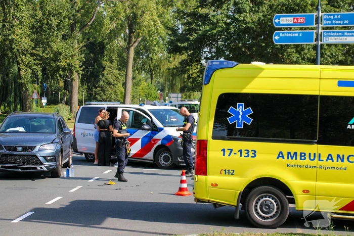 Personenauto's in botsing op kruising
