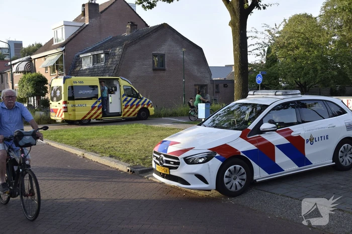 Fietser gewond bij botsing tegen paal
