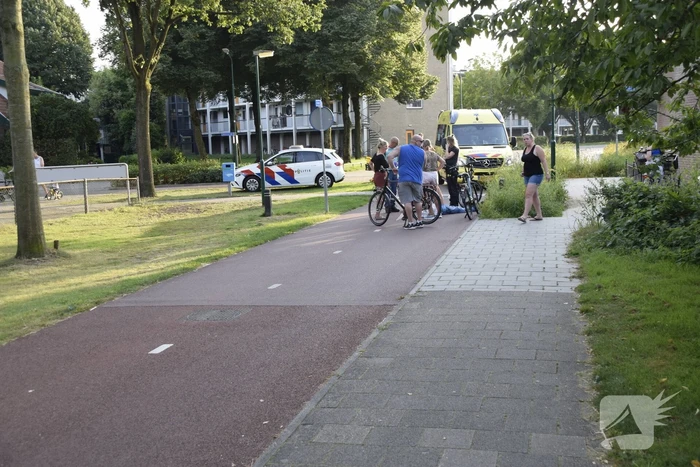 Fietser gewond bij botsing tegen paal