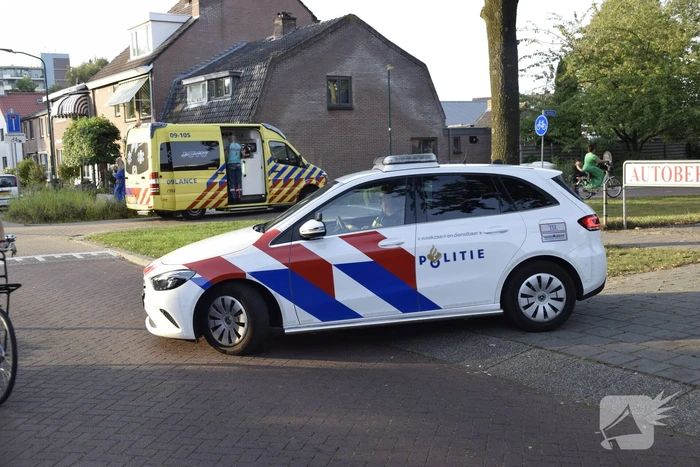 Fietser gewond bij botsing tegen paal