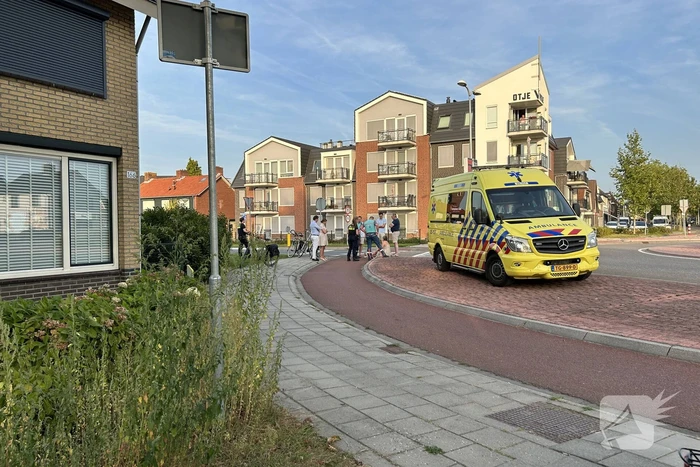 Fietser valt bij rotonde