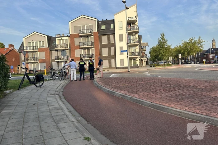 Fietser valt bij rotonde