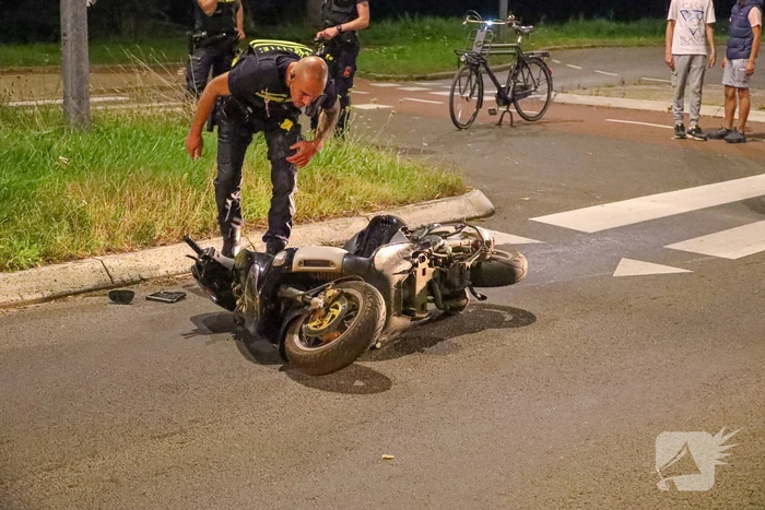 Eigenaar ziet zijn gestolen scooter rijden en zet achtervolging in