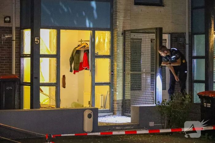 Voordeur aan diggelen na explosie