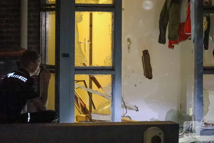Voordeur aan diggelen na explosie