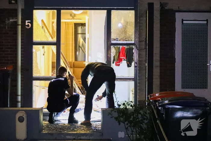 Voordeur aan diggelen na explosie