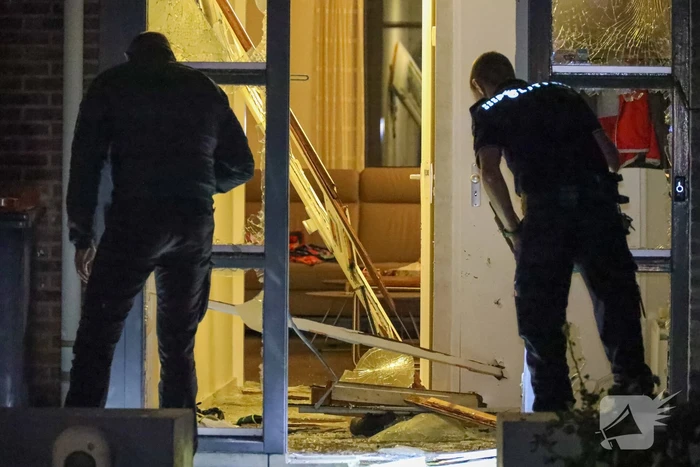 Voordeur aan diggelen na explosie