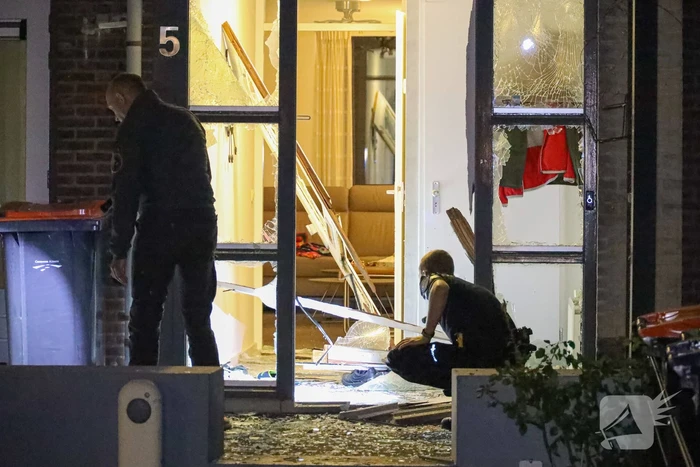 Voordeur aan diggelen na explosie