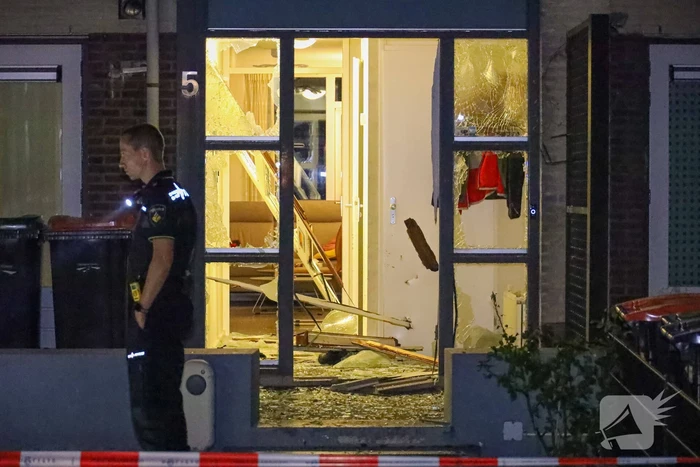Voordeur aan diggelen na explosie