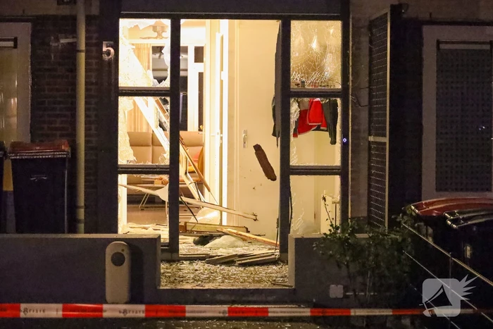Voordeur aan diggelen na explosie