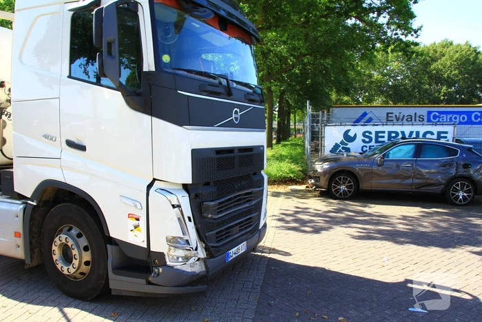 Maserati Levante zwaar beschadigd bij botsing met vrachtwagen