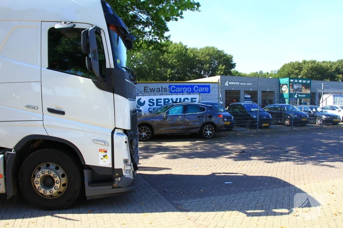 Maserati Levante zwaar beschadigd bij botsing met vrachtwagen