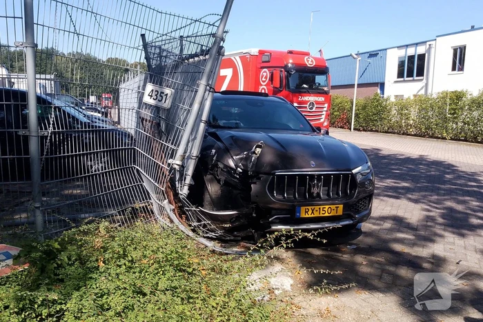 Maserati Levante zwaar beschadigd bij botsing met vrachtwagen