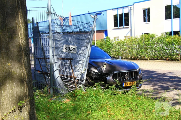 Maserati Levante zwaar beschadigd bij botsing met vrachtwagen