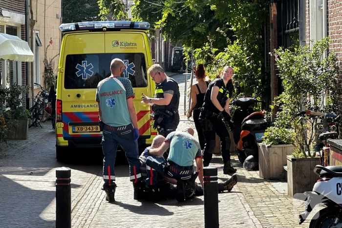 Persoon hard ten val met scooter