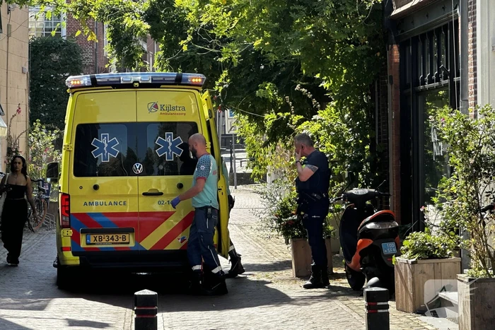 Persoon hard ten val met scooter