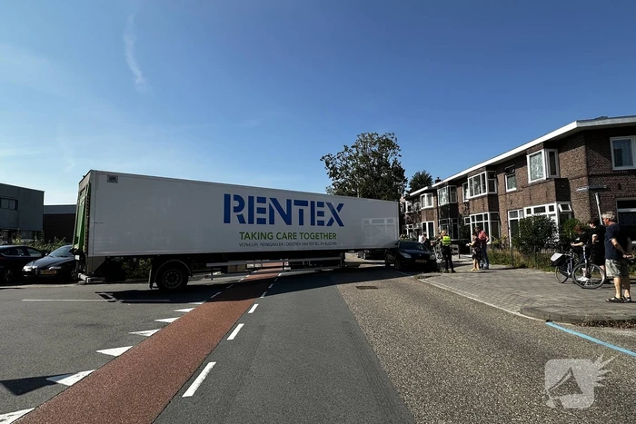 Trailer van vrachtwagen schiet los en ramt auto