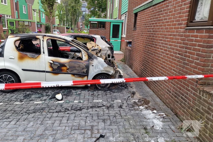 Twee auto's zwaar beschadigd door brand