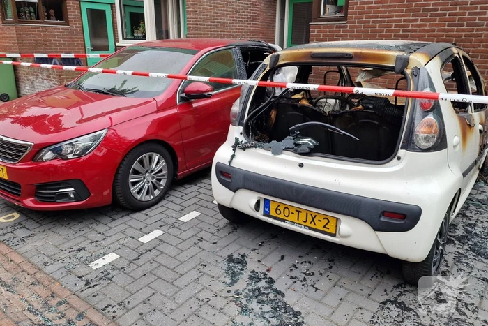 Twee auto's zwaar beschadigd door brand