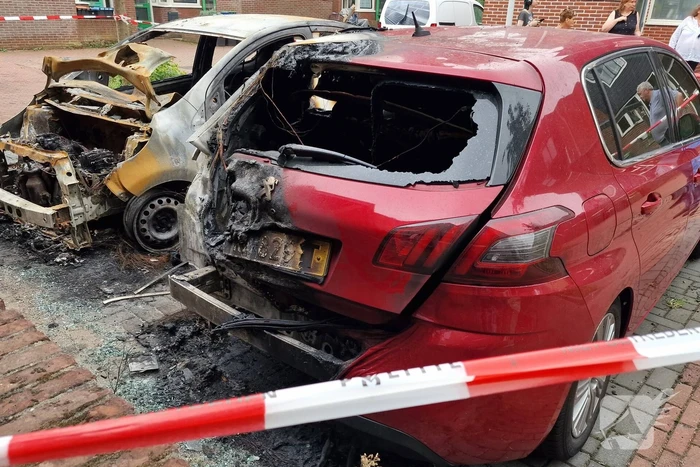 Twee auto's zwaar beschadigd door brand