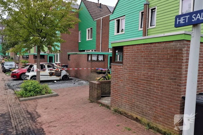 Twee auto's zwaar beschadigd door brand