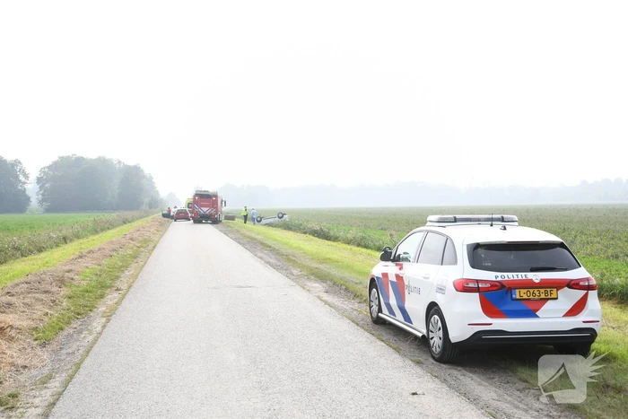 Auto belandt op zijn kop in greppel