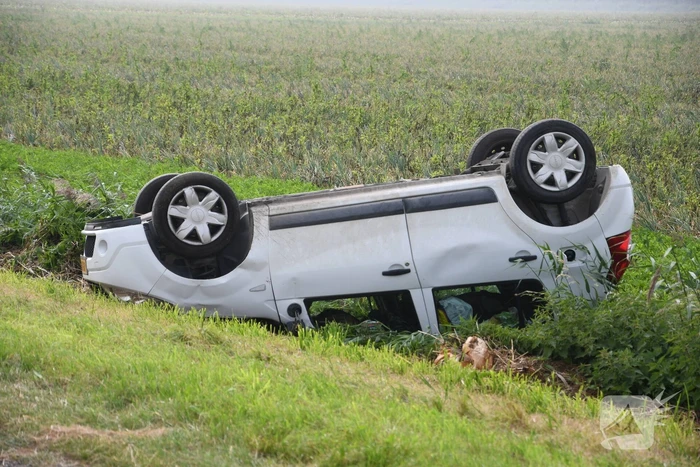 Auto belandt op zijn kop in greppel