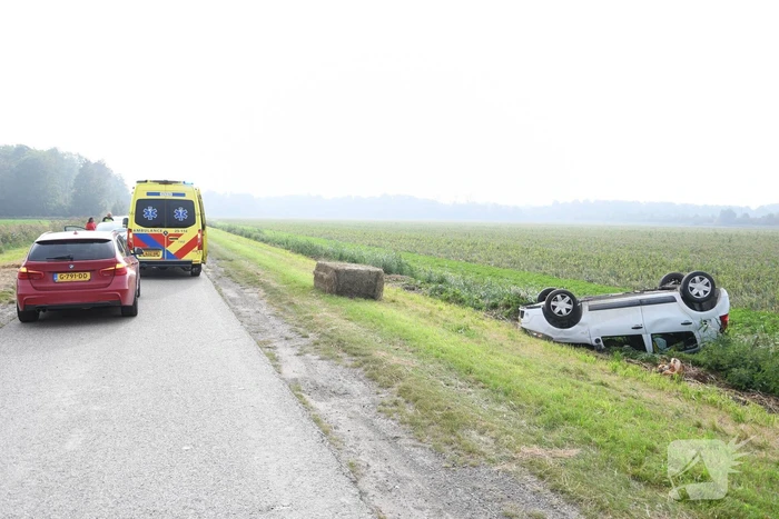 Auto belandt op zijn kop in greppel