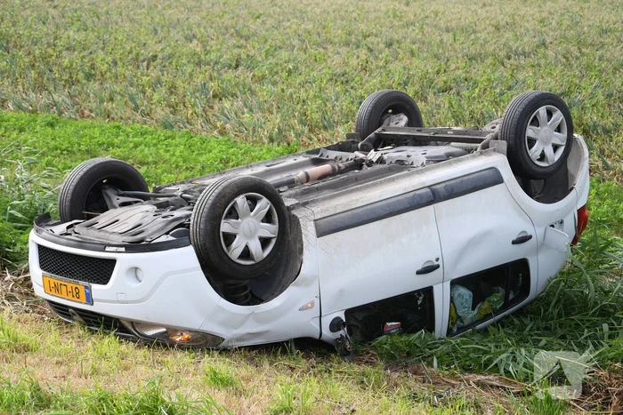 Auto belandt op zijn kop in greppel