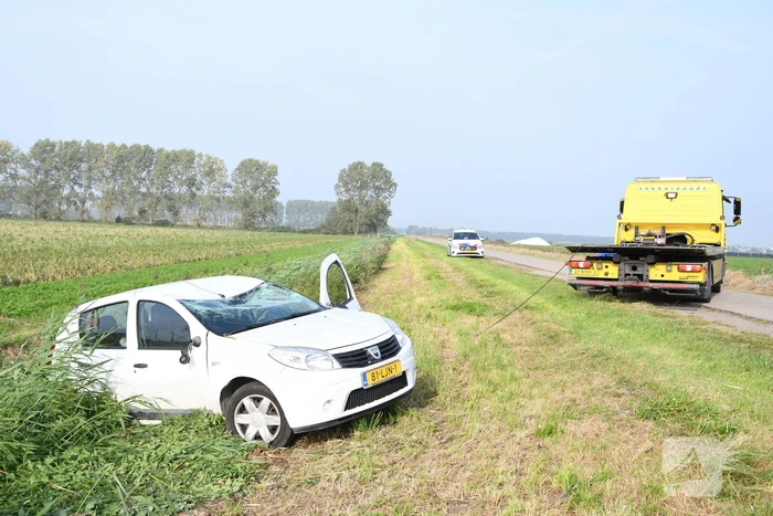 Auto belandt op zijn kop in greppel