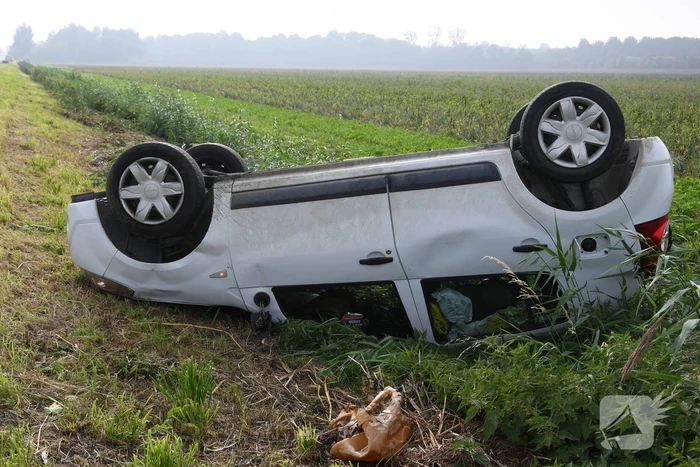 Auto belandt op zijn kop in greppel