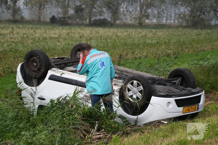 Auto belandt op zijn kop in greppel