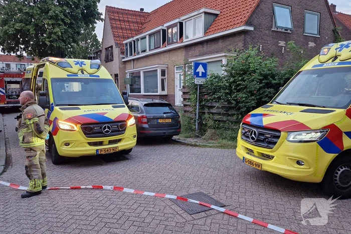 Twee gewonden bij steekincident, slachtoffer vlucht dak op
