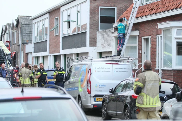 Twee gewonden bij steekincident, slachtoffer vlucht dak op