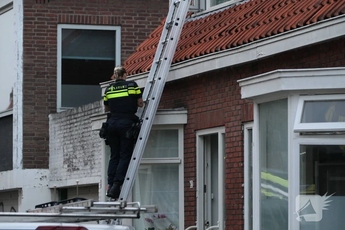 Twee gewonden bij steekincident, slachtoffer vlucht dak op