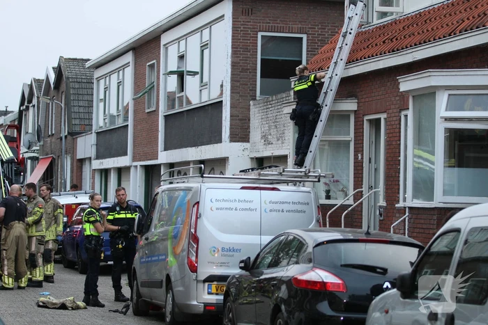 Twee gewonden bij steekincident, slachtoffer vlucht dak op