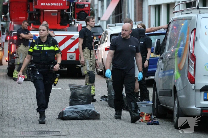 Twee gewonden bij steekincident, slachtoffer vlucht dak op