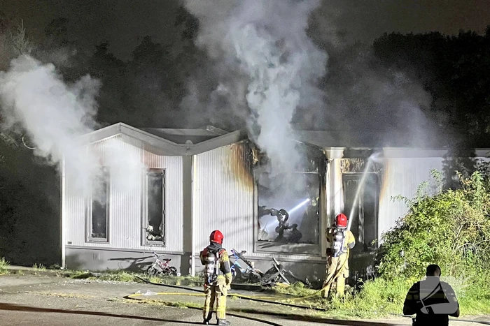 Brandweerman gewond tijdens blussen brandende stacaravan