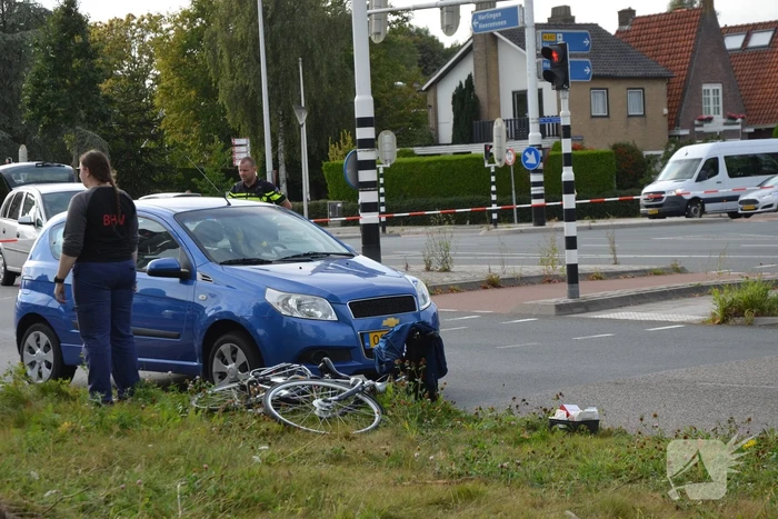 Kind op fiets ernstig gewond bij botsing met automobilist