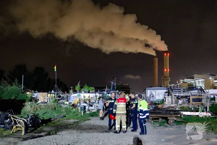 Auto volledig uitgebrand op woonwagenkamp