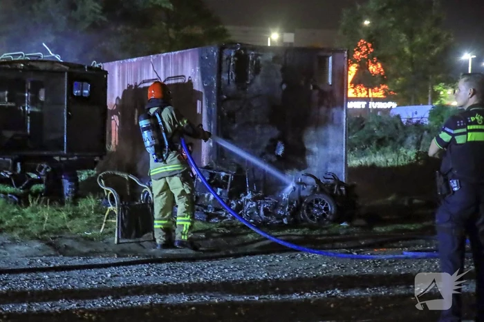 Auto volledig uitgebrand op woonwagenkamp
