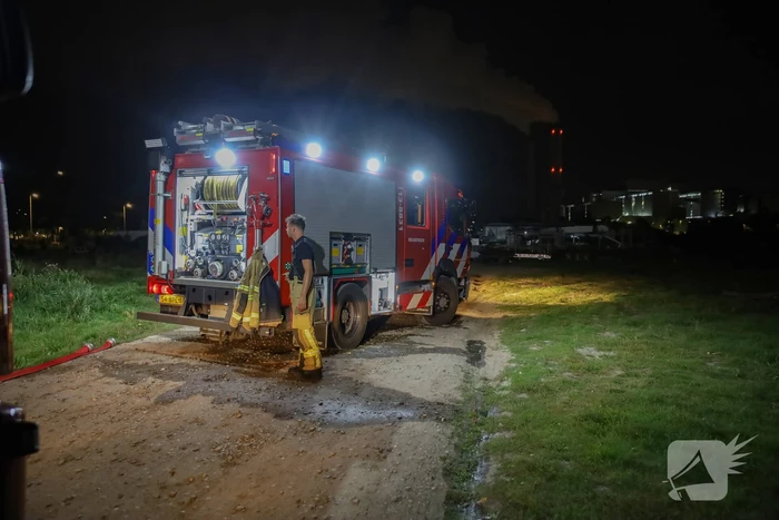 Auto volledig uitgebrand op woonwagenkamp