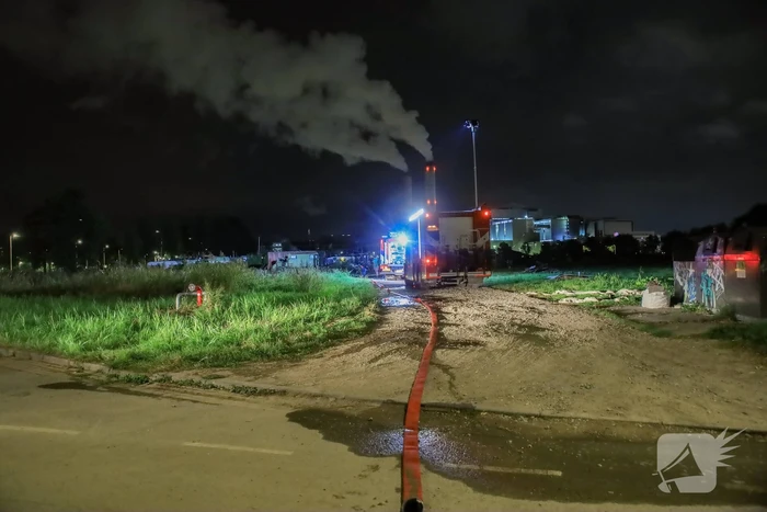 Auto volledig uitgebrand op woonwagenkamp