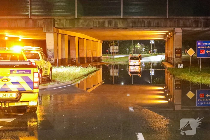 Auto's gestrand vanwege hevige regenval