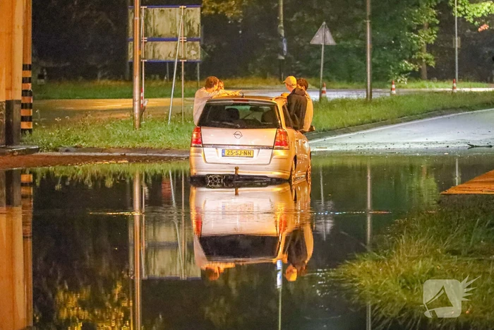 Auto's gestrand vanwege hevige regenval