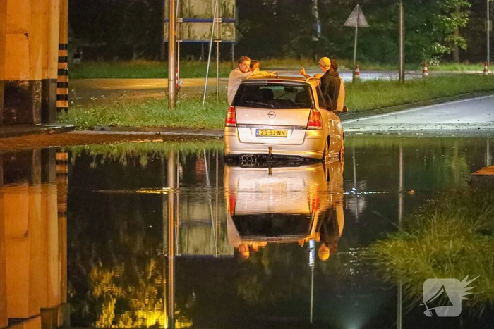 Auto's gestrand vanwege hevige regenval