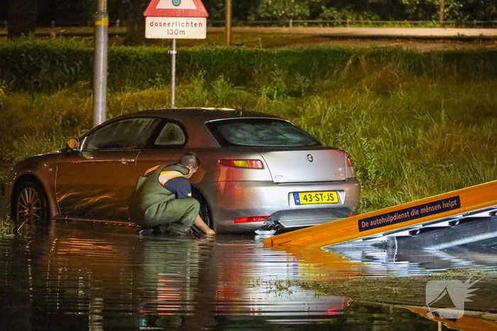 Auto's gestrand vanwege hevige regenval