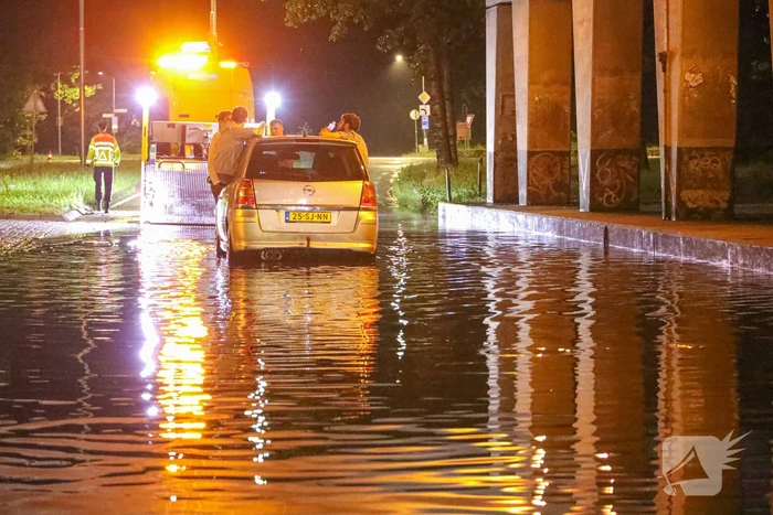 Auto's gestrand vanwege hevige regenval