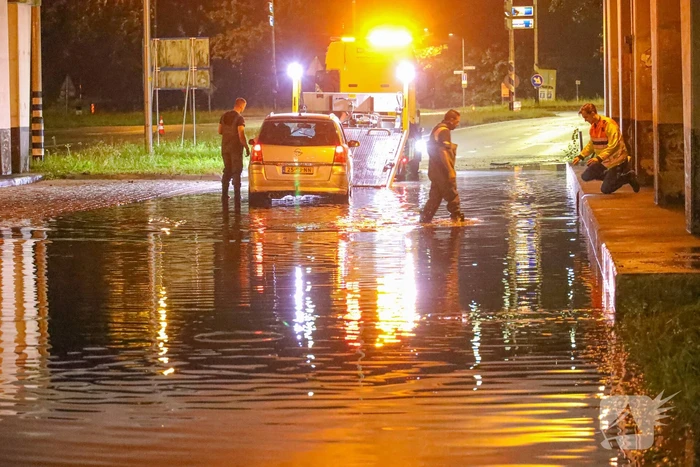 Auto's gestrand vanwege hevige regenval