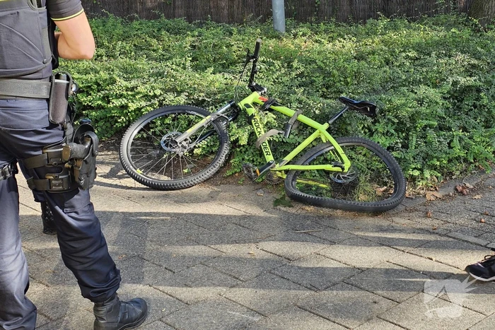 Scooterrijder en fietser in botsing